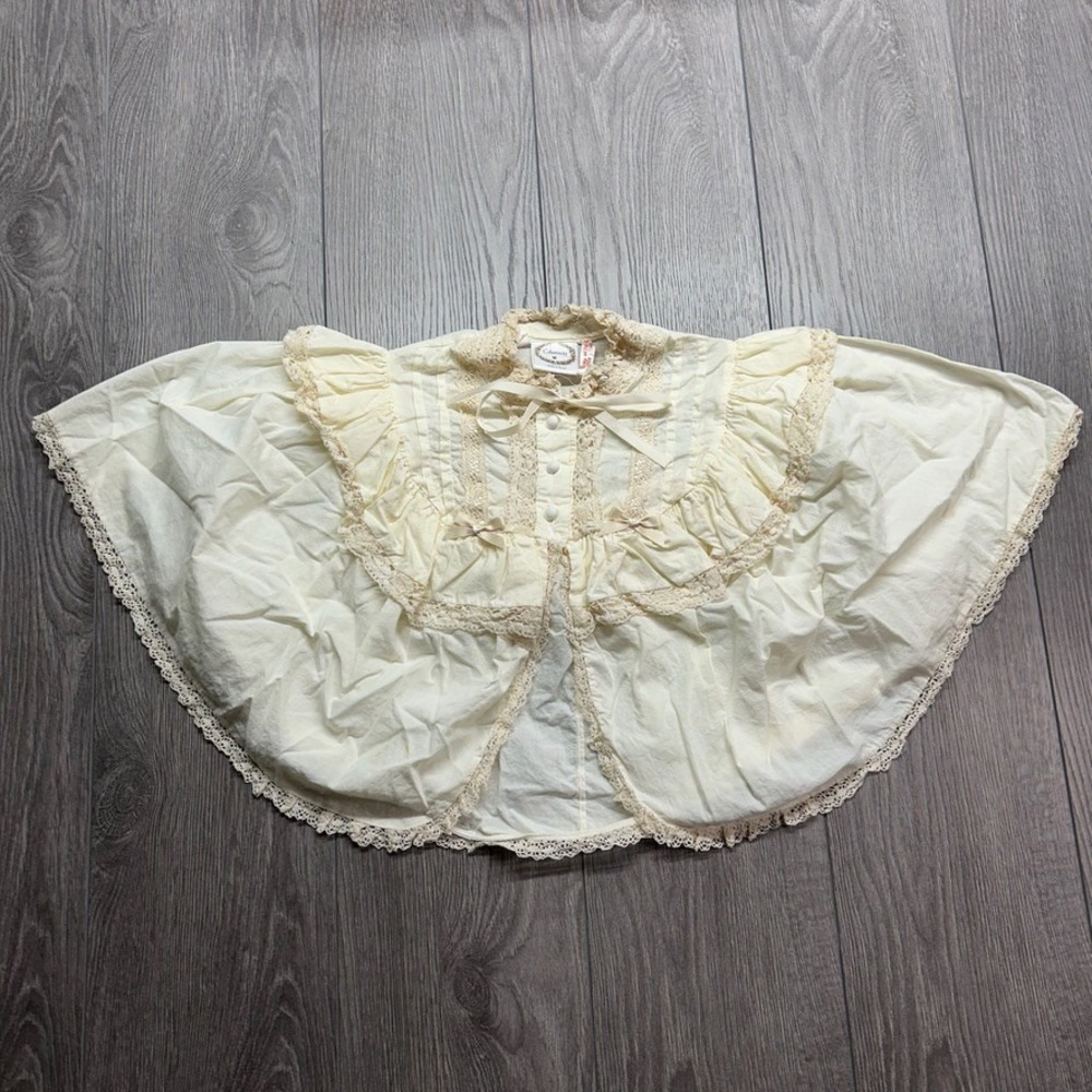 Vintage Cobannau Ltd Cream Lace Ruffle Bed Jacket Capelet Made in Wales Medium